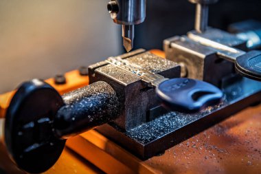 Atölyedeki profesyonel çilingir yeni anahtar kopyası yaptı