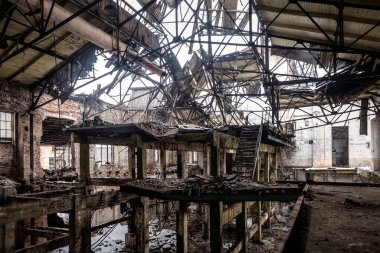 Topçu ateşi ve bombadan sonra fabrika harabeleri