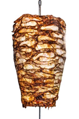 Lezzetli Türk donör kebabı beyaz arka planda izole edilmiş. Demir çubukta yuvarlanan et donörü.