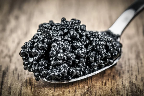 Delizioso Caviale Nero Cucchiaio Argento Sfondo Legno — Foto Stock