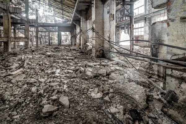 Endüstriyel Terk Edilmiş Mekan Eski Fabrikanın Kalıntıları Duvardaki Yüksek Voltaj — Stok fotoğraf