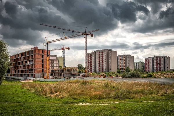 Industriële Kraan Bouwplaats Onder Stormachtige Bewolkte Hemel — Stockfoto