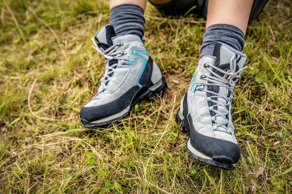 Yeşil Çimlerin Üzerinde Profesyonel Yürüyüş Botları Giymiş Bacaklar — Stok fotoğraf