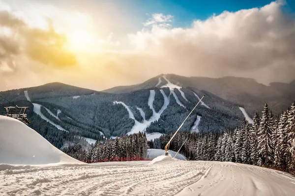 冬雪喀尔巴阡山脉的滑雪胜地 — 图库照片