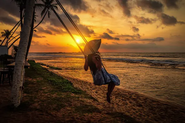 Καλοκαιρινές Διακοπές Ευτυχισμένη Γυναίκα Στην Κούνια Στην Τροπική Παραλία Ηλιοβασίλεμα — Φωτογραφία Αρχείου