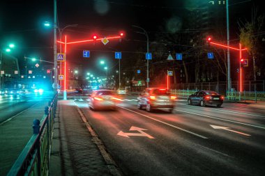 Gece otobanındaki modern araba trafik ışığı semaforunda kırmızı ışık