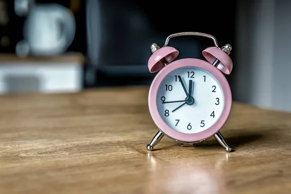 Masanın Üzerinde Klasik Pembe Alarm Saati — Stok fotoğraf