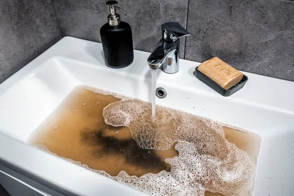 Lavatório Fechado Banheiro Pia Com Água Suja Sabão Marrom Problemas — Fotografia de Stock