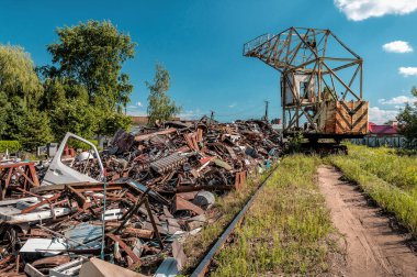 Turna, metal atık sahasında çalışıyor. Sanayi teması