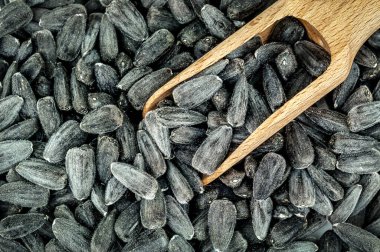 Olgun organik ayçiçeği dokusunda ahşap kepçe.