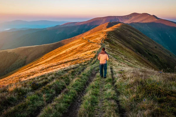 Glücklicher Touristenmann Beim Bergwandern Bei Sonnenaufgang Oder Sonnenuntergang — Stockfoto