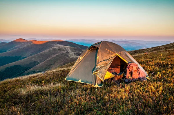 Namiot Turystyczny Górach Pięknym Wschodzie Lub Zachodzie Słońca — Zdjęcie stockowe