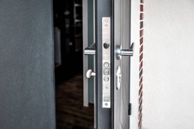 Yeni bir inşaatın ön kapısına yeni çelik kapı kilidi takıldı. Sanayi teması