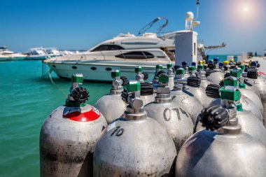 Lüks yatın yakınındaki rıhtımda oksijen tankları. Yaz tatili teması