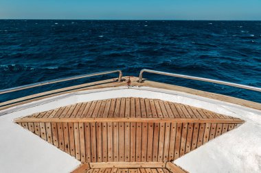 Denizdeki yat teknesinin tahta güverte pruvası