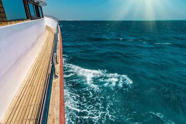 日落或日出时 从豪华游艇的右舷看到美丽的海景 假期主题 — 图库照片