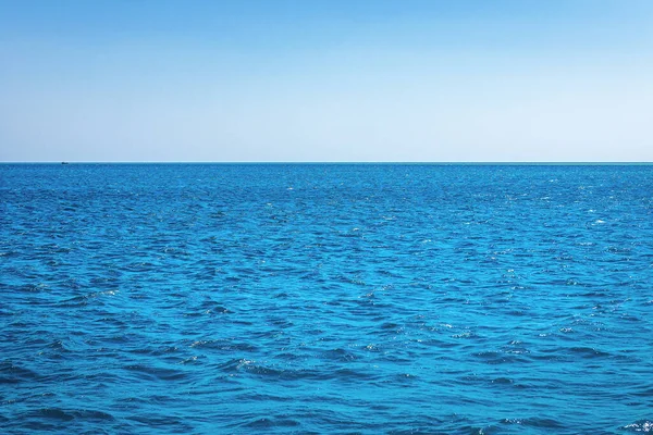 Mavi sakin deniz suyu ve gökyüzü