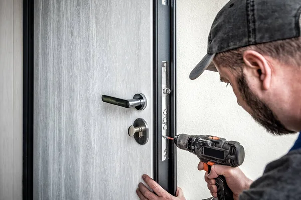 스크루드라이버를 자물쇠를 고치는 직업적인 Locksmith — 스톡 사진