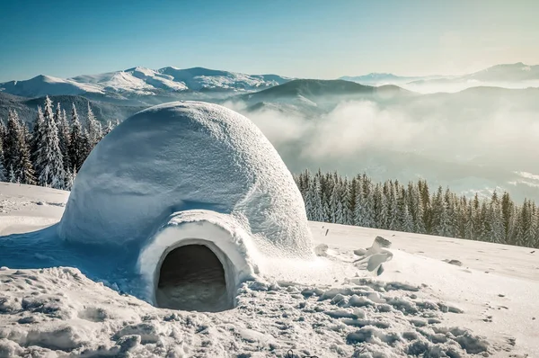 Prawdziwe Igloo Śniegu Słonecznych Górach Zimowych Temat Podróży — Zdjęcie stockowe