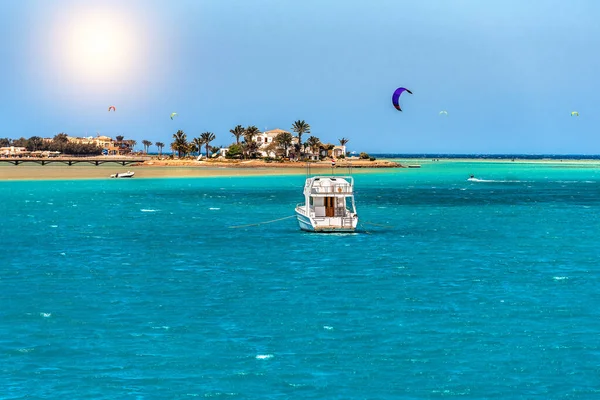 Widok Jacht Piękną Wyspę Oraz Wielu Kitesurferów Morzu Czerwonym Egipcie Zdjęcia Stockowe bez tantiem