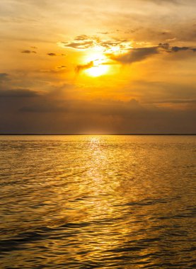 Güzel sarı gün batımı ya da denizin üzerinde gün doğumu