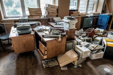 Farklı eski ofis eşyaları. Terk edilmiş odada çöp.