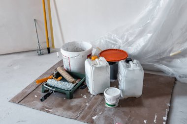 Evdeki duvar boyama aletleri. Sanayi teması