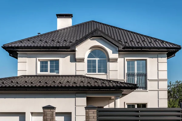 Yeni evin yeni koyu metal çatı fayansı. Sanayi teması