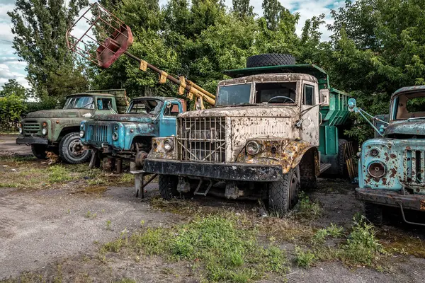 Vanhat Romuautot Hylätyssä Paikassa Teollinen Teema — kuvapankkivalokuva