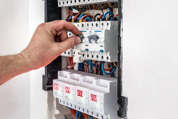 用自动开关修理或关闭开关柜电压 电气背景 图库照片
