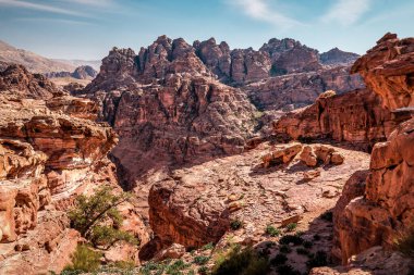 Ürdün 'deki Kızıl Kayalık Dağları Kanyonu. Güzel manzara. Petra. Seyahat ve tatil teması