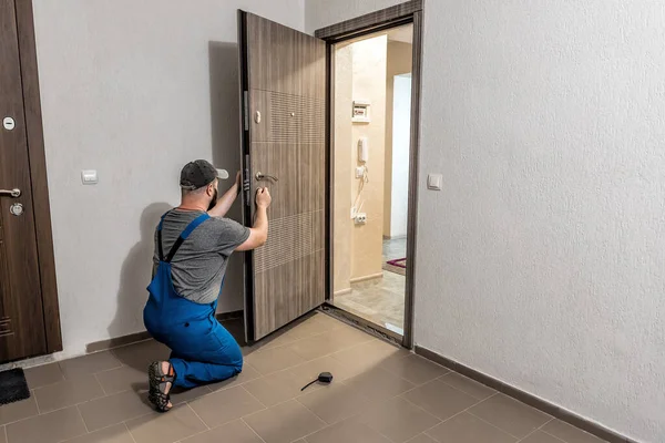 家の入口のドア ロックを取付ける修理する専門の錠ミス インダストリーテーマ ロイヤリティフリーのストック写真