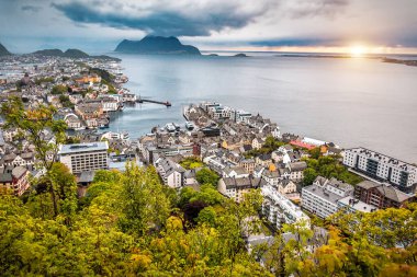 Norveç 'in Alesund şehrinde gün batımında ya da gündoğumunda hava manzarası