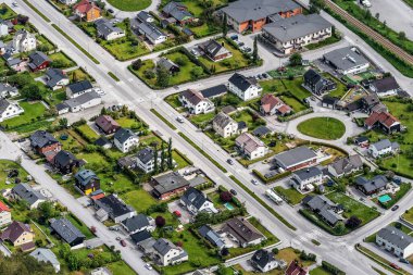 Küçük bir banliyö şehrinin gökyüzü manzarası