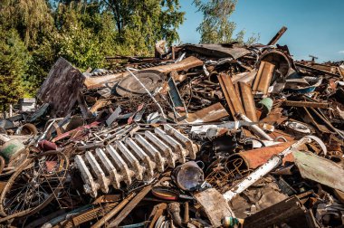 Hurda bir endüstriyel alanda geri dönüşüm için hurda metal yığınları. Metal çöplük