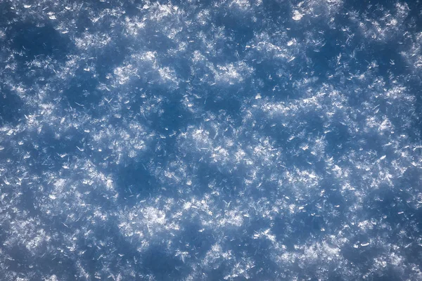 Taze kar bir doku olarak pul pul dökülür