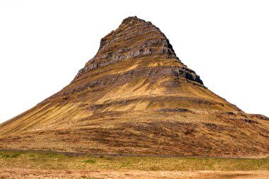 Kirkjufell dağ zirvesi beyaz arka planda izole edildi. İzlanda