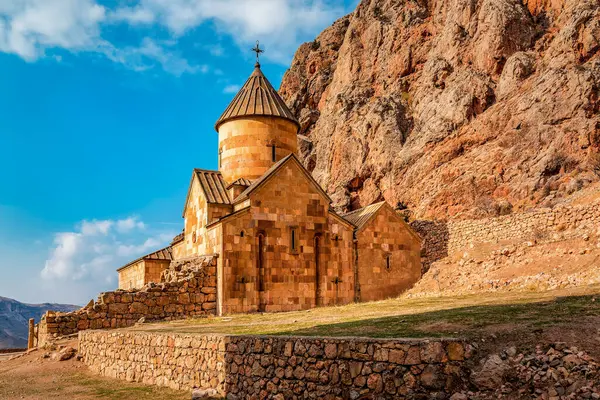 Antik Noravank Ermeni manastırı, gün ışığında kayalık dağlarda. Din teması