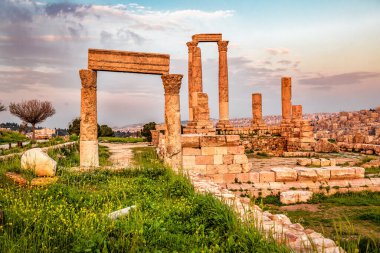 Amman, günbatımında Hisar ve Herkül Tapınağı 'nın kalıntıları. Ürdün