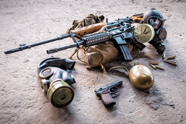 Otomatik karabina, sırt çantası ve gaz maskesi. Savaş koşullarına hazır bir avcı uçağı. Askeri malzeme.