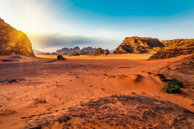Kızıl çölde güneş ışığı gün batımında veya gündoğumunda yağmurdan sonra