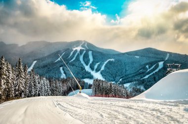 Güneş ışığında Karpatya kayak merkezinde kayak pisti. Spor ve eğlence teması