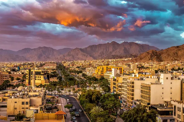Matahari Terbenam Yang Indah Mendung Langit Atas Kota Aqaba Jordan Stok Gambar Bebas Royalti