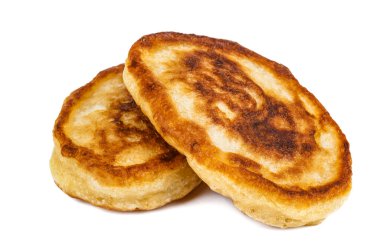 Beyaz arka planda izole edilmiş süzme peynirli krepler.