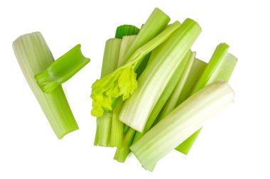 Beyaz arka planda izole edilmiş bir yığın kereviz dalı.