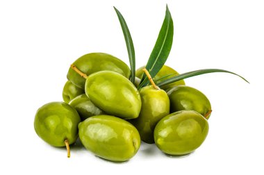 Beyaz arkaplanda yapraklı olgun yeşil zeytin yığını