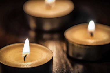 Koyu arkaplanda yanan mumlar