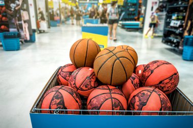 Sepette yeni basketbol topları, spor mağazasında kutu, market.