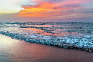 Günbatımında ya da gündoğumunda güzel tropikal okyanus. Seyahat ve tatil teması