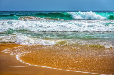 Güzel tropik okyanus dalgaları. Sörf zamanı. Tatil teması